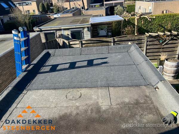 Dakdekker bij bitumen plat dak renovatie in Steenbergen