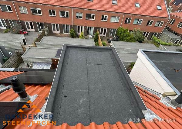 Plat dak met bitumen bedekking naast dakkapel in Steenbergen Plat dak met bitumen bedekking naast dakkapel in Steenbergen