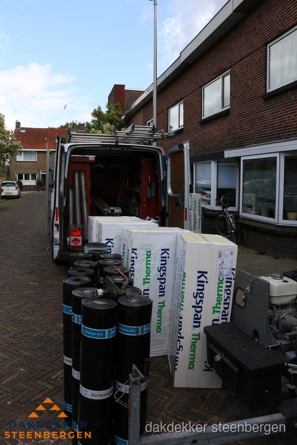 Levering van Kingspan isolatieplaten en bitumenrollen voor dakproject in Steenbergen