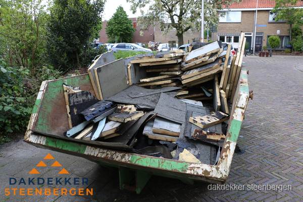 Puincontainer met oud dakmateriaal na dakrenovatie in Steenbergen