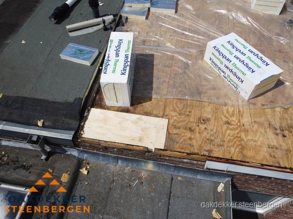 Plat dak isolatie met Kingspan isolatieplaten tijdens renovatie in Steenbergen Plat dak isolatie met Kingspan isolatieplaten tijdens renovatie in Steenbergen
