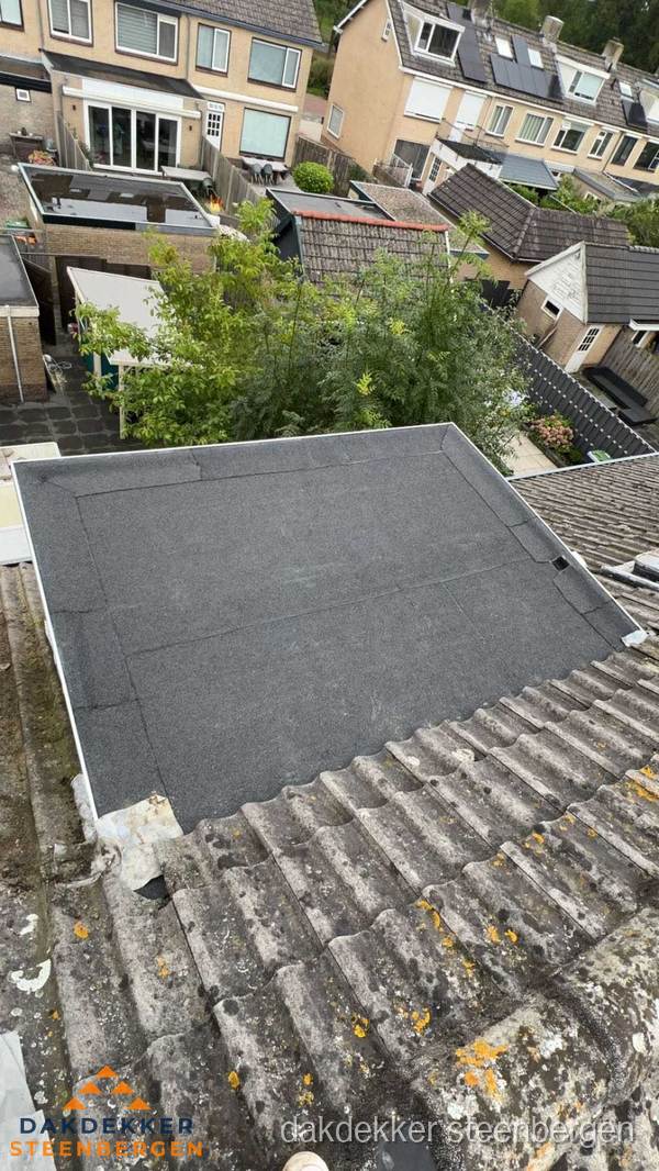 Plat dak aanbouw met bitumen dakbedekking in woonwijk Steenbergen