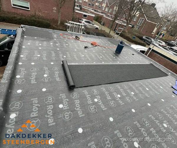 Dakrenovatie plat dak met bitumen dakbedekking in Steenbergen