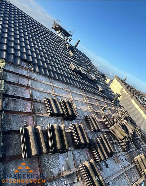 Schuin dak renovatie met nieuwe dakpannen in Steenbergen