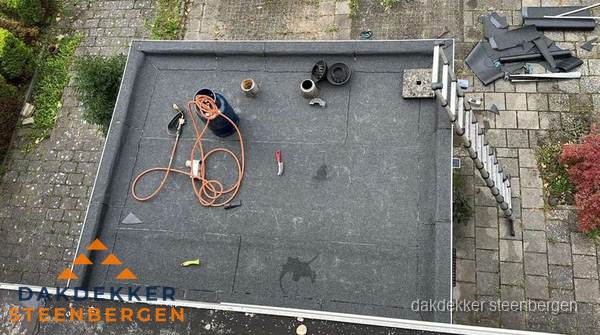 Plat dak met nieuwe bitumen bedekking in Steenbergen