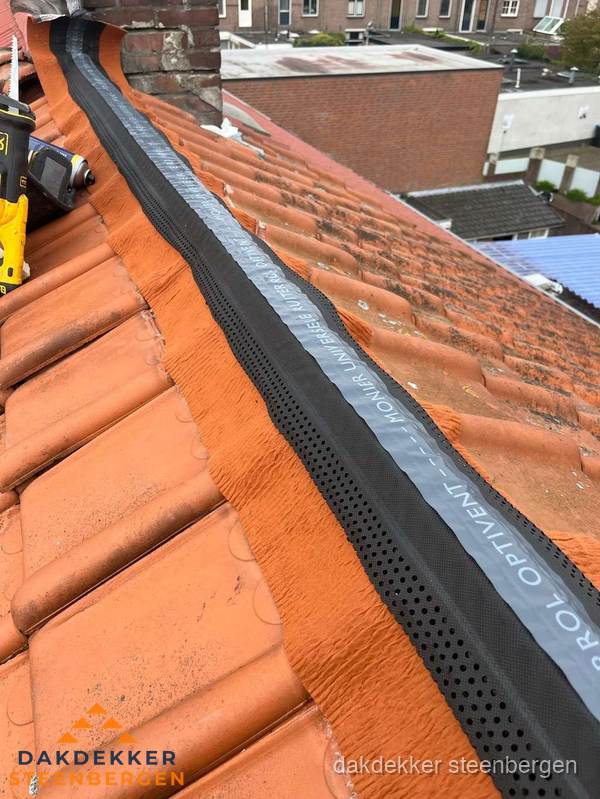 Nokventilatie installeren op hellend pannendak in Steenbergen Nokventilatie installeren op hellend pannendak in Steenbergen