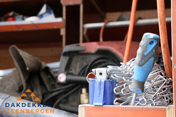 Professioneel gereedschap van dakdekker in Steenbergen