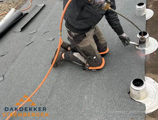 Dakdekker repareert bitumen dakleer bij dakdoorvoer in Steenbergen Dakdekker repareert bitumen dakleer bij dakdoorvoer in Steenbergen