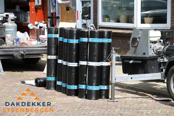 Rollen bitumen dakbedekking klaar voor daklekkage reparatie in Steenbergen Rollen bitumen dakbedekking klaar voor daklekkage reparatie in Steenbergen