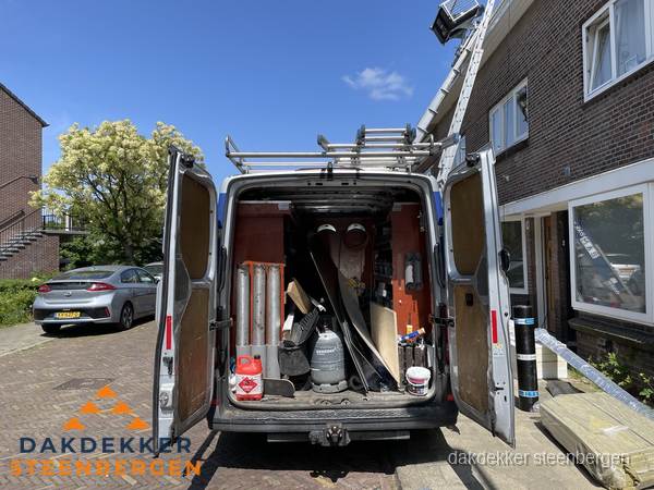 Spoed dakdekker bus met gereedschap en ladder bij woning in Steenbergen Spoed dakdekker bus met gereedschap en ladder bij woning in Steenbergen